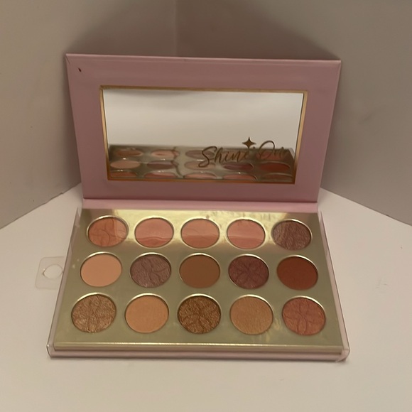 NICOLLE MILLER New York “Just Like Magic” Rosy Nudes eyeshadow palette. Vegan - Picture 8 of 17